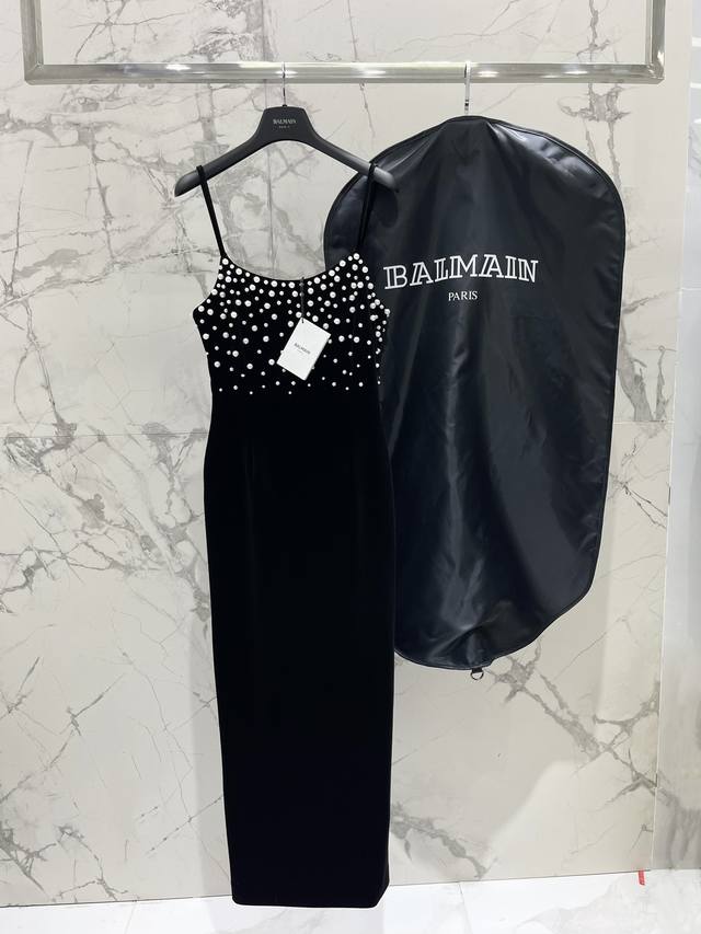 巴尔曼丝绒钉珠吊带修身开叉包臀裙 Balmain这款丝绒钉珠吊带修身开叉包臀裙，真的把“轻奢晚宴既视感”拿捏得死死的 丝绒面料自带柔光滤镜，高级又显贵气，钉珠细