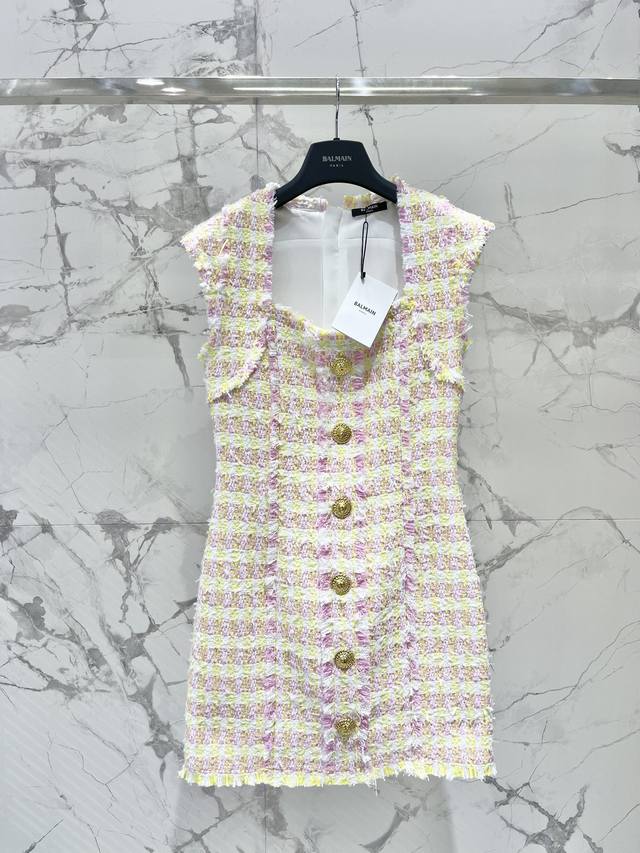 巴尔家 新款粗放连衣裙 Balmain粗纺粉黄格子连衣裙，复古与甜美的浪漫邂逅 复古风情与甜美气息完美融合的艺术品！ 粗纺的面料在阳光下微微泛着光泽，粉黄相间的