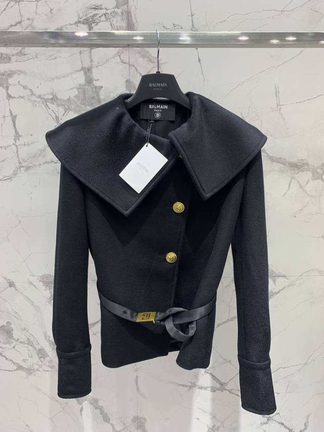 巴尔家 2025新款短款大衣 这款短款大衣将本季的经典而优雅的风格融为一体，甄选柔软的白色初剪羊毛精制而成 采用不对称开合、仿旧金色压花纽扣与Logo细节可拆卸