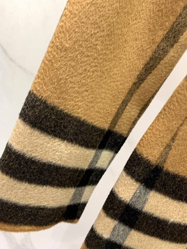 格纹水波纹双面羊绒大衣 100%水波纹双面羊绒面料，定位色织，立体剪裁 用料将近4米，大气翻领，全件手工珠针走线 经典格纹优雅中带着复古与时尚并存 保暖舒适 挺