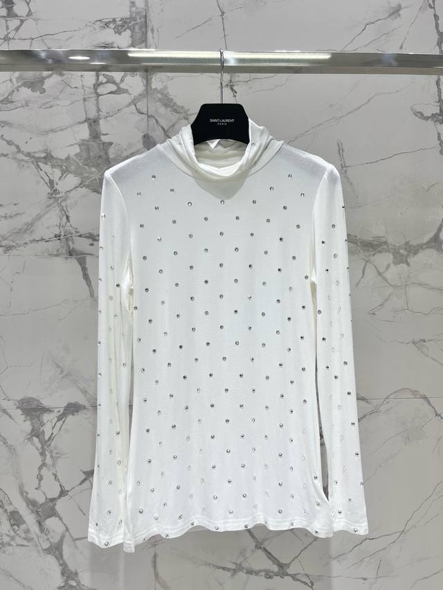 圣家新款系列打底 独家首发～ 堆领针织打底 满身烫钻 高级满满 不仅具有秋冬季节的温暖感和奢华感 还能轻描淡写的透出复古情怀 和高贵气质 绝对是街拍中的主角 尺