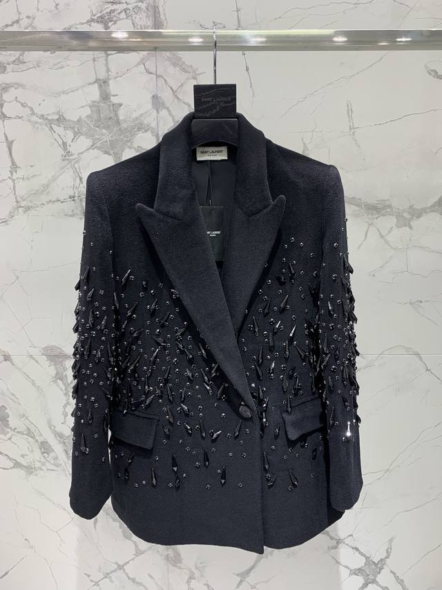 圣家 流苏钉珠羊绒外套 穿上它你就是冬日里的精灵 那软糯糯的触感，简直像拥抱了一朵温柔的云，冷冬里的小确幸就是它了！而且，这颜色，高级灰中带着点微妙的珠光，穿上