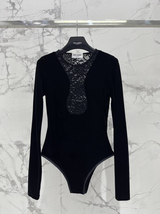 圣家丝绒拼蕾丝连体衣 丝绒的质感超级舒服，摸上去软绵绵的，简直是冬日里的温暖拥抱～ 蕾丝部分呢，精致得让人移不开眼，简直是细节控的福音！ 整个人的气质都提升了好