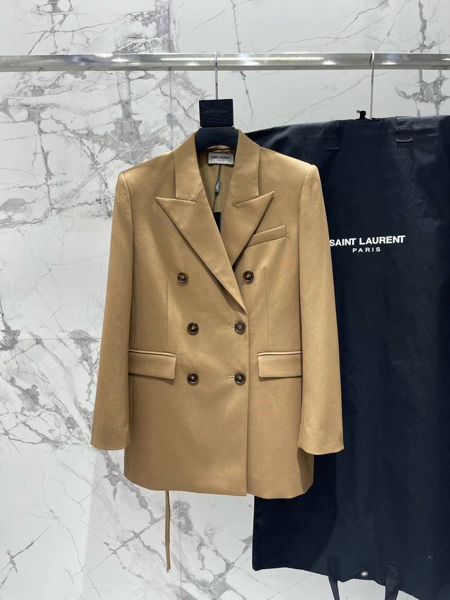 圣家咖色高级感腰带收腰西服外套 西服外套的完美结合，瞬间提升了整体的高级感！ 戗驳领的设计不仅展现了女性的干练与利落，还增添了几分优雅与气质，让人无法抗拒！ 腰