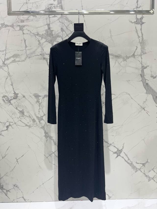 圣家新款重工烫钻连衣裙 高级感设计、超级重工，满身的烫钻在灯光下闪闪发光，仿佛穿了一条星河在身上！ 无论是去约会还是参加派对，都能瞬间成为全场焦点！ 面料也是超