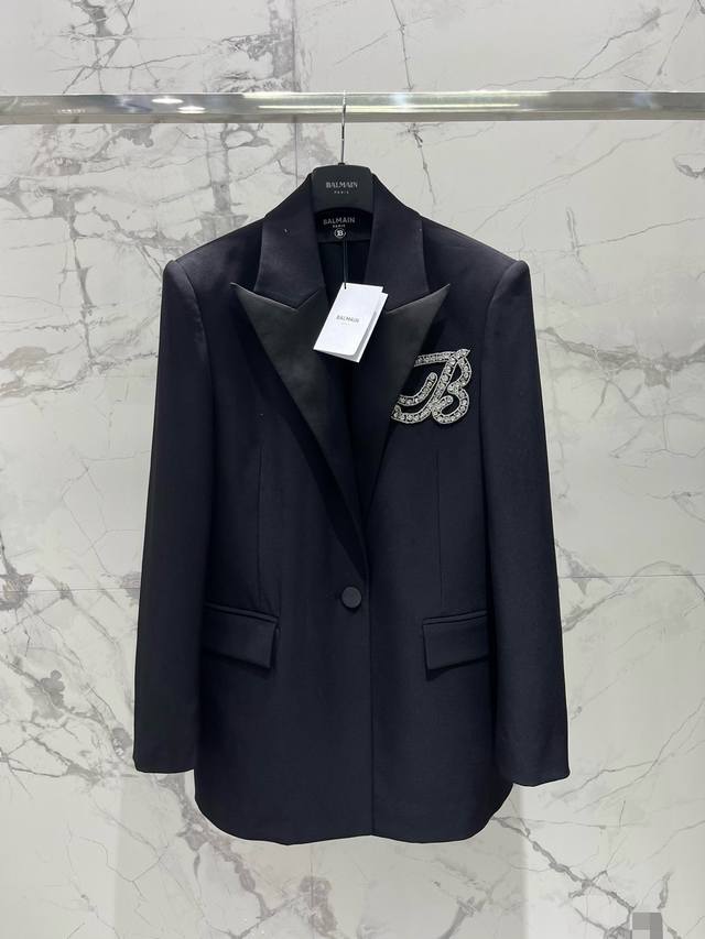 巴尔家26早春 新款胸口镶钻字母B 绣休闲西装外套 银色的镶钻字母B在黑色西装上闪闪发光，低调又不失奢华感，简直是夜空中最亮的星。 西装外套的剪裁超级合身，穿在
