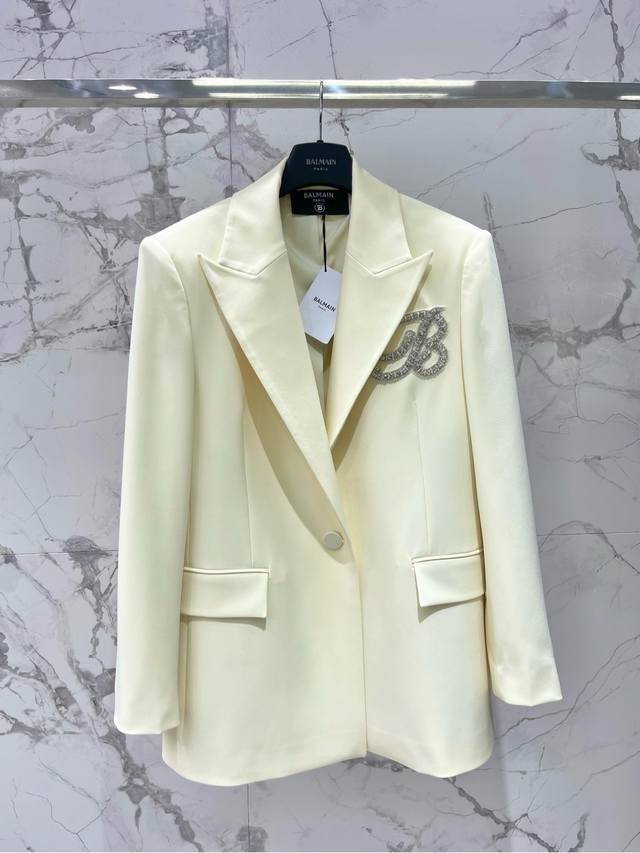 巴尔家26早春 新款胸口镶钻字母B 绣休闲西服 银色的镶钻字母B在黑色西装上闪闪发光，低调又不失奢华感，简直是夜空中最亮的星。 西装外套的剪裁超级合身，穿在身上