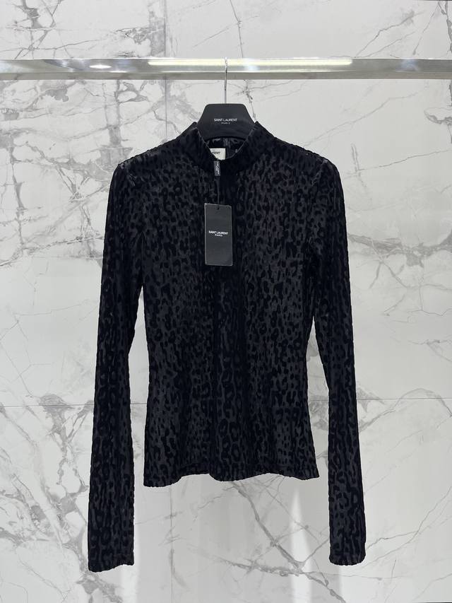 圣家26早春 半高领豹纹丝绒修身上衣 豹纹丝绒王炸组合 经典豹纹自带气场，但丝绒一叠加，瞬间温柔又贵气！摸起来软糯丝滑，贴身穿像被云朵包裹，秋冬穿既保暖又不臃肿