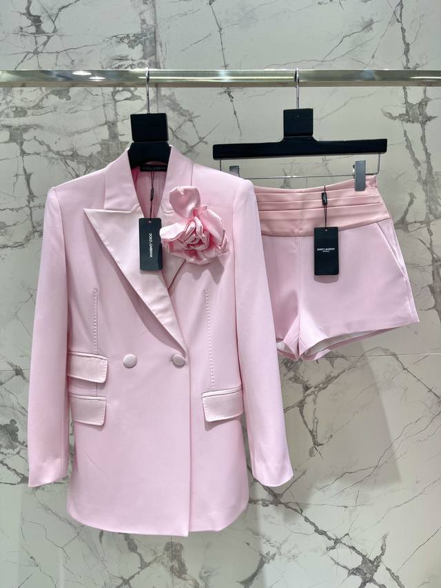 p730 & 花朵手工珠针西服 这款西服的设计真的是别出心裁，将优雅与活泼完美结合。西服上手工缝制的花朵珠针，仿佛春天的使者，为整体造型增添了一抹生机与活力。