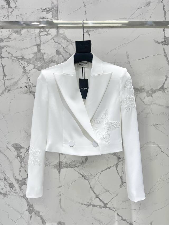 西服p 短裤p400 * 圣家26早春新款手工钉珠片短款西服 精致手工钉珠片深深吸引了！每一颗珠片都闪耀着迷人的光芒，仿佛夜空中最亮的星，让人无法移开目光！ 西