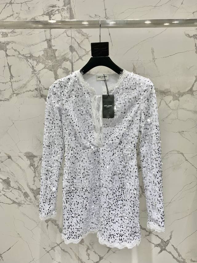 圣家新款亮片蕾丝领连衣裙 亮片设计！星星点点的亮片点缀在裙身，仿佛夜空中最亮的星，让人无法忽视你的存在！ 无论是聚会还是晚宴，这款裙子都能让你成为全场最闪耀的存