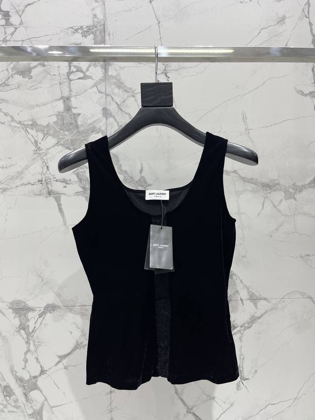 圣家秋冬新款丝绒背心 这款背心真的是美到窒息！采用经典的黑丝绒面料，柔软舒适，亲肤透气，穿上它，仿佛能感受到秋冬季节的温暖与惬意。黑丝绒的质感与光泽，让这款背心