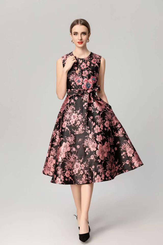 新款 早春新款来袭！定制提花浮雕面料！定位手工钉珠！时尚连衣裙！Size：S Mlxlxxl S胸围86 腰围70 裙长107