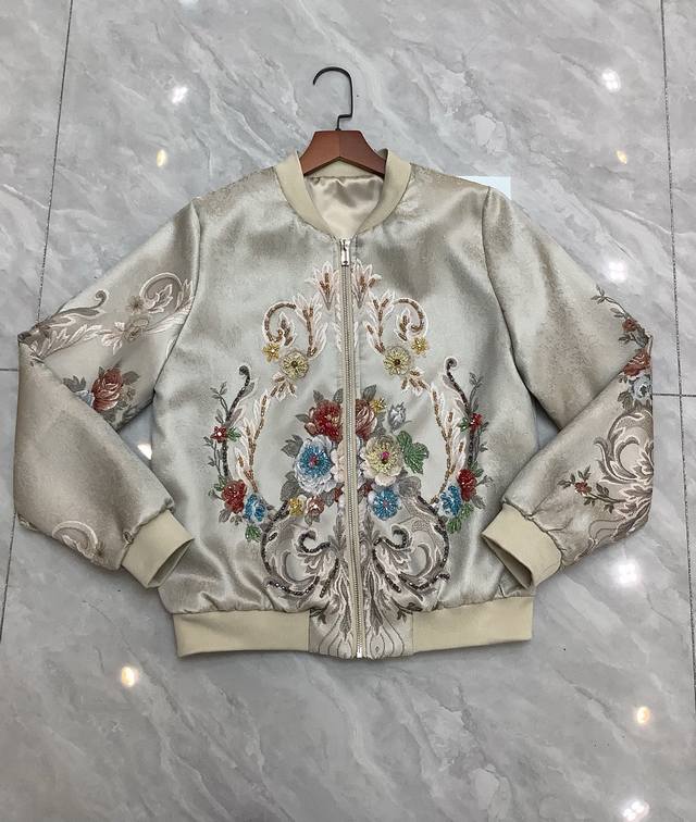 秋冬新款浮雕提花渐变定制面料！超级时尚大气款夹克外套！蓝色 杏色 Size：Smlxlxxl