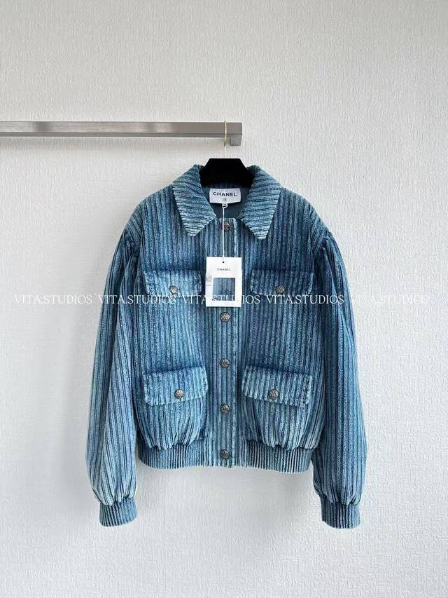 新品预售 满钻灯芯绒外套 采用85%棉和15%涤的混纺面料 棉赋予温润亲肤的触感，涤强化面料挺括度与抗皱性 保留灯芯绒的复古肌理，避免纯棉花色易旧、易软塌的问题