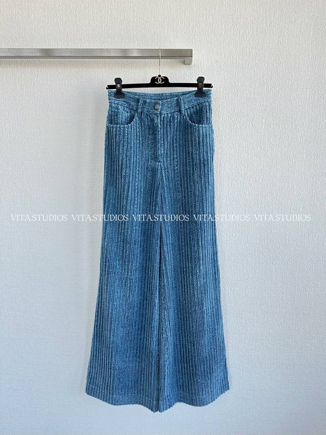 新品预售 满钻灯芯绒裤 采用85%棉和15%涤的混纺面料 棉赋予温润亲肤的触感，涤强化面料挺括度与抗皱性 保留灯芯绒的复古肌理，避免纯棉花色易旧、易软塌的问题