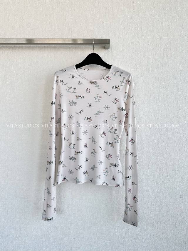 爆款翻单预定 圆零长袖 采用100%莱赛尔面料 亲肤透气且垂坠感佳 印花工艺细腻考究，滑雪、雪花等图案充满冬日气息 为长袖注入独特的设计感 后领装隐形拉链，设计