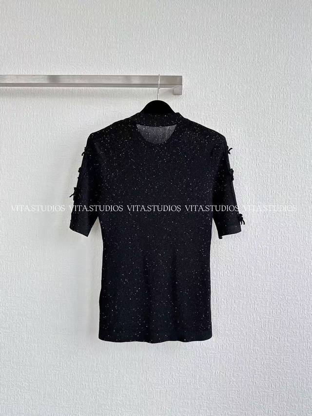 爆款现货 亮片蝴蝶上衣 采用6 条特细粘胶长丝 三股超细金属线包覆缠绕工艺 搭配 4.5Cm 最细珠片穿制 打造出挺阔且亲肤不扎的珠片纱 这种工艺是珠片纱的天花