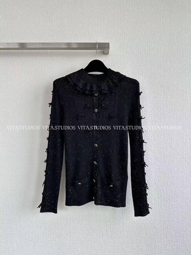 爆款翻单预定 蝴蝶结针织开衫 采用6 条特细粘胶长丝 三股超细金属线包覆缠绕工艺 搭配 4.5Cm 最细珠片穿制 打造出挺阔且亲肤不扎的珠片纱 这种工艺是珠片纱