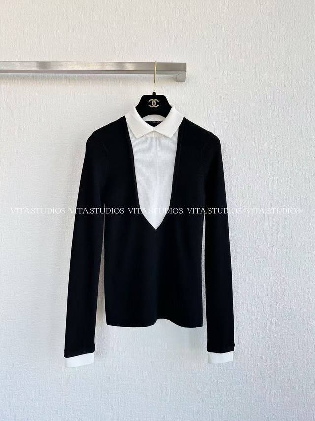 爆款现货 假两件高领针织衫 采用80支100% 羊毛面料 羊毛材质柔软特性，赋予针织衫细腻亲肤的触感 羊毛良好的保暖性能 经18 针超细什织坑条挂毛工艺打造 1