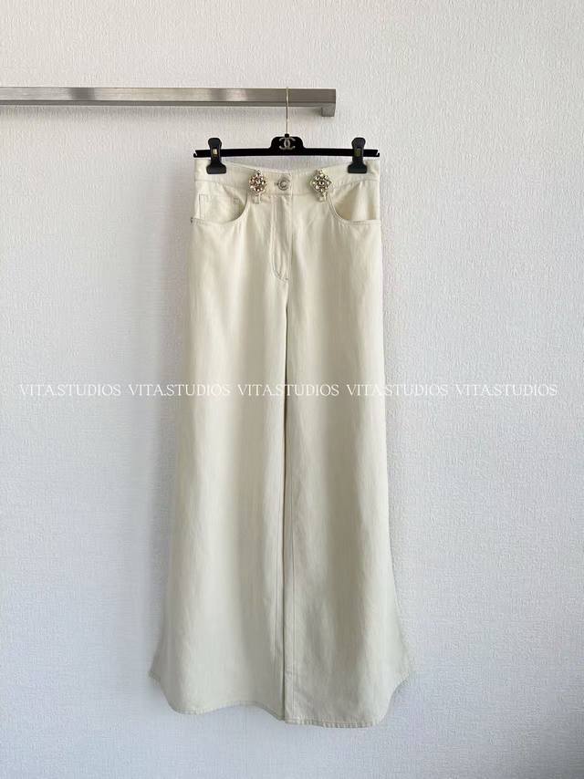 新品预售 镶钻阔腿高腰裤 甄选优质棉、羊毛和亚麻等混纺面料 棉赋予面料亲肤透气的基础质感，日常穿着舒适无束缚 羊毛强化版型挺括度 亚麻提升面料的垂坠感与肌理层次