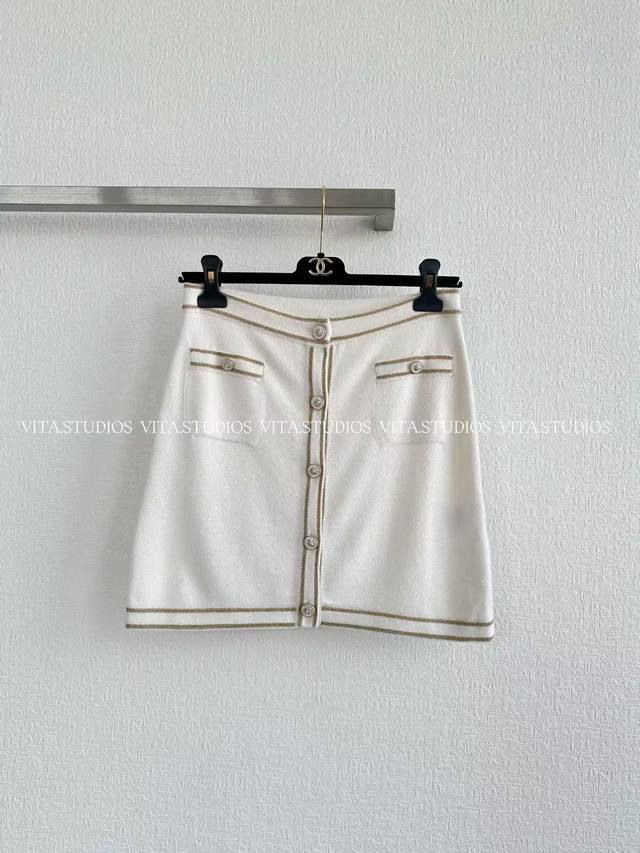 新品发布 排扣针织半裙 采用30%羊绒70%羊毛的混纺面料 单边 9 针织法 织面细腻柔软 羊绒赋予面料顶级奢柔触感，羊绒细腻柔软 贴身穿着舒适亲肤，自带温暖蓬