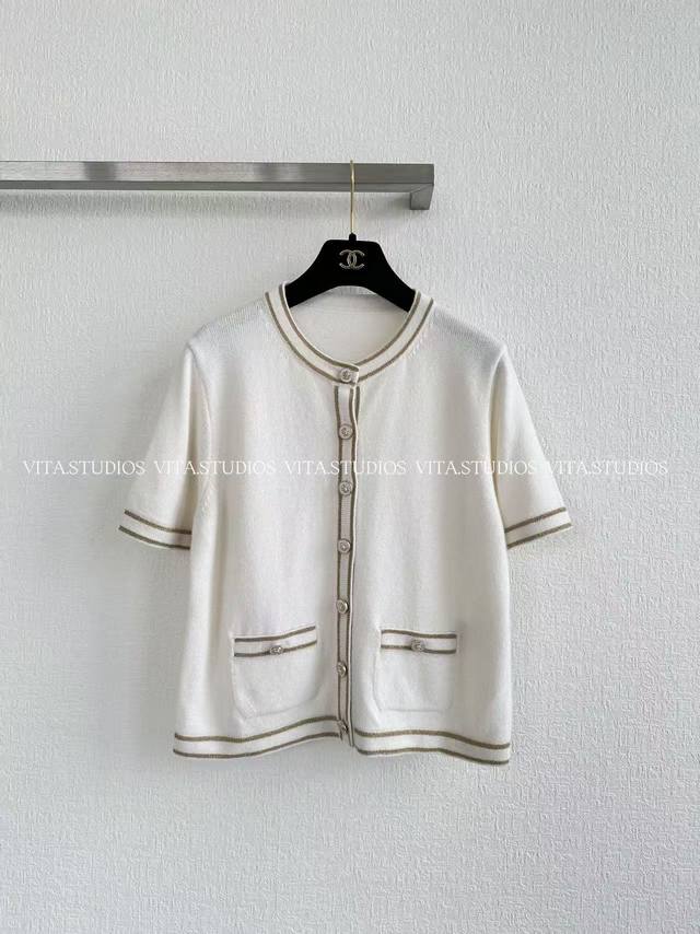 新品发布 针织短袖 采用30%羊绒70%羊毛的混纺面料 单边 9 针织法 织面细腻柔软 羊绒赋予面料顶级奢柔触感，羊绒细腻柔软 羊毛强化衣身的挺括与保暖性，久穿