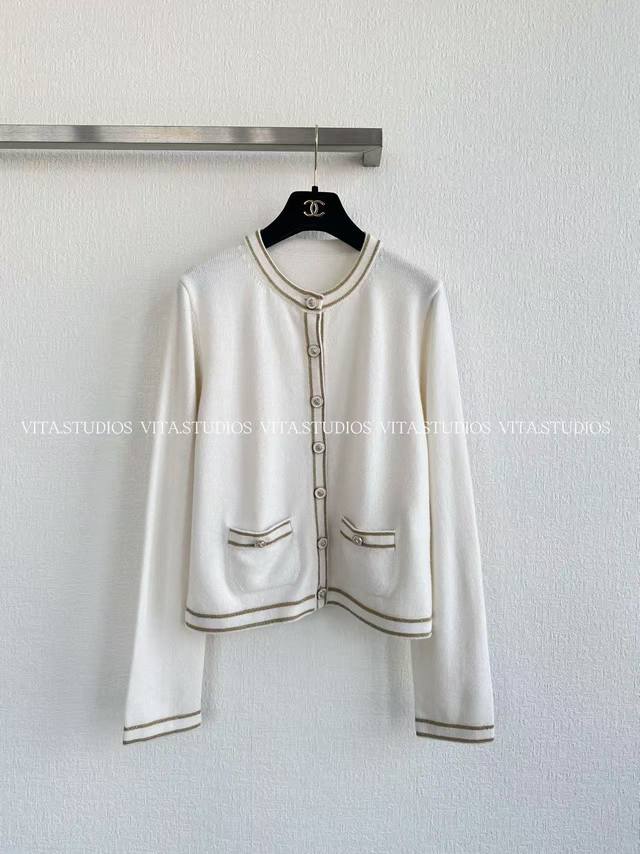 新品发布 条纹边开衫 采用30%羊绒70%羊毛的混纺面料 单边 9 针织法 织面细腻柔软 羊绒赋予面料顶级奢柔触感，羊绒细腻柔软 贴身穿着舒适亲肤，自带温暖蓬松