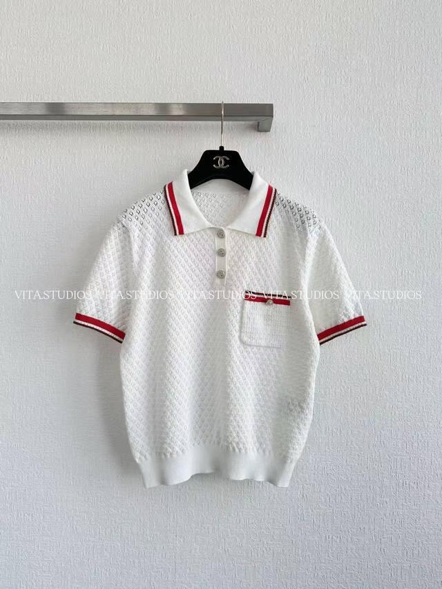 新品发布 翻领针织短袖 采用95%棉和5%羊绒的混纺面料 棉保障面料亲肤透气、吸湿性强，适配春夏穿着 羊绒赋予面料细腻柔滑的触感 弱化纯棉的生硬感，提升穿着舒适