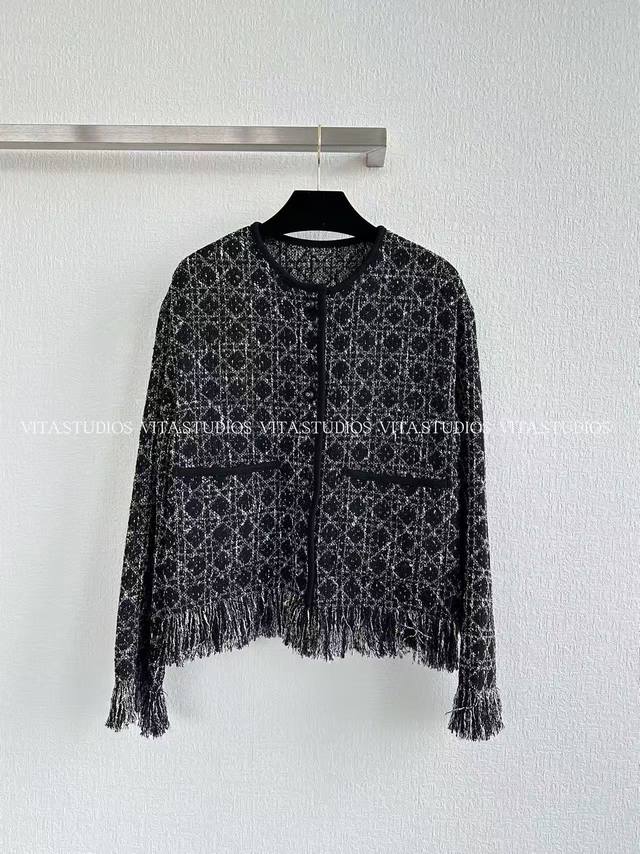 爆款现货 格纹外套 采用羊毛和涤纶的混纺面料 羊毛赋予面料挺括的肌理质感，保证版型挺括，不易软塌变形 涤纶提升抗皱性与耐用性，让格纹保持清晰立体 100% 真丝