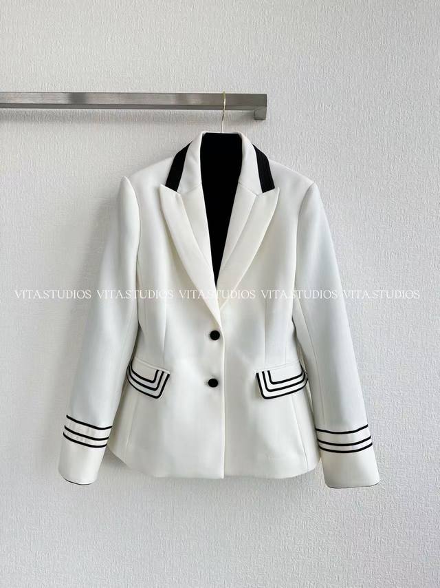 爆款现货 翻领西装外套 采用羊毛和聚酯纤维的混纺面料 羊毛赋予衣身温润挺括的基底 让西装版型保持立体利落，自带高级质感 聚酯纤维提升面料的抗皱性 日常穿着不易变