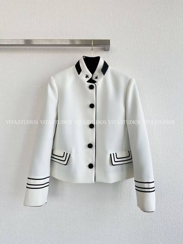 爆款现货 立领西装外套 采用羊毛和聚酯纤维的混纺面料 羊毛赋予衣身温润挺括的基底 让西装版型保持立体利落，自带高级质感 聚酯纤维提升面料的抗皱性 日常穿着不易变