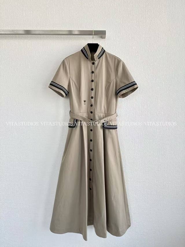 爆款现货 纯棉短袖开襟立领连衣裙 采用100%棉面料，兼具良好的透气性与挺括感 日常穿着舒适亲肤，同时能完美呈现连衣裙的经典版型 全件采用来去缝光边做法，工艺细