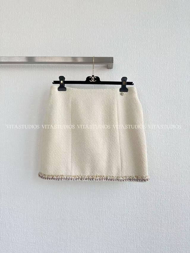 新品发布 高腰镶边半裙 采用60%棉和40%涤的混纺面料 棉赋予温润透气的亲肤感 涤强化面料挺括度与抗皱性，粗纺肌理自带复古质感 内里采用真丝材质，提升穿着时的