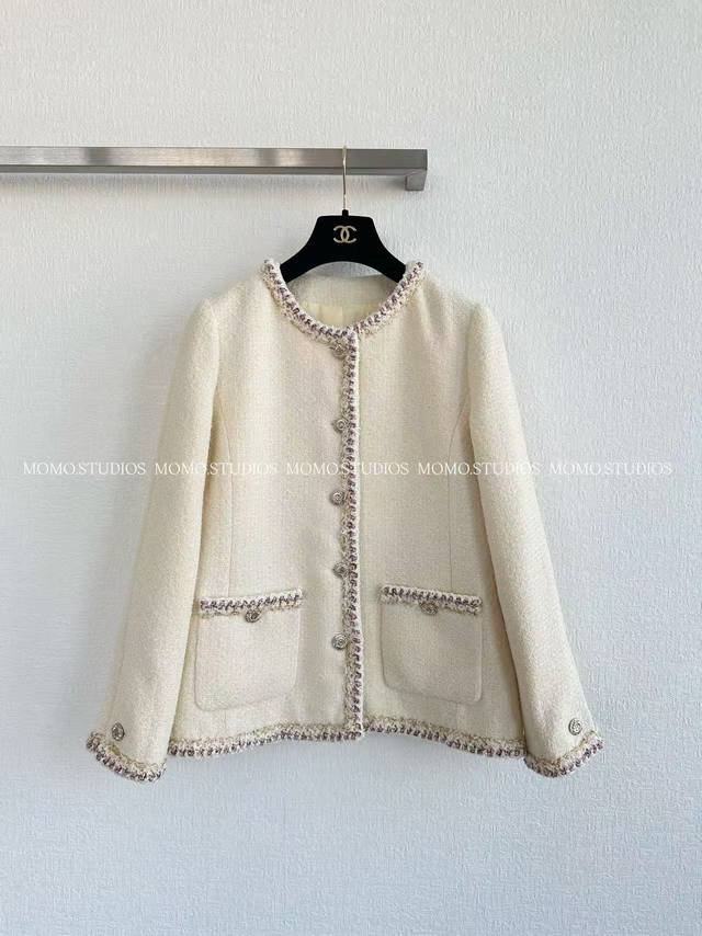 新品发布 镶边排扣外套 采用60%棉和40%涤的混纺面料 棉赋予温润透气的亲肤感 涤强化面料挺括度与抗皱性，粗纺肌理自带复古质感 内里采用真丝材质，提升穿着时的