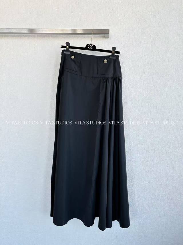 爆款现货 口袋高腰半裙 采用布料丝涤塔夫绸，真丝和涤纶的混纺面料 真丝赋予面料柔滑光泽感，提升奢级质感，触感细腻 涤纶增强面料的挺括度与抗皱性，让塔夫绸的立体廓