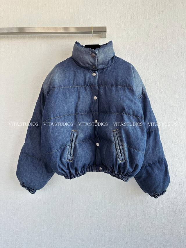 爆款现货 立领短款面包服 珍妮同款 选用优质颗粒羽绒棉面料填充 蓬松轻柔，也更保暖。手工充绒，按Yb的厚度计算充绒量 整件衣服饱满 缝制工艺难度大，每道工序包含