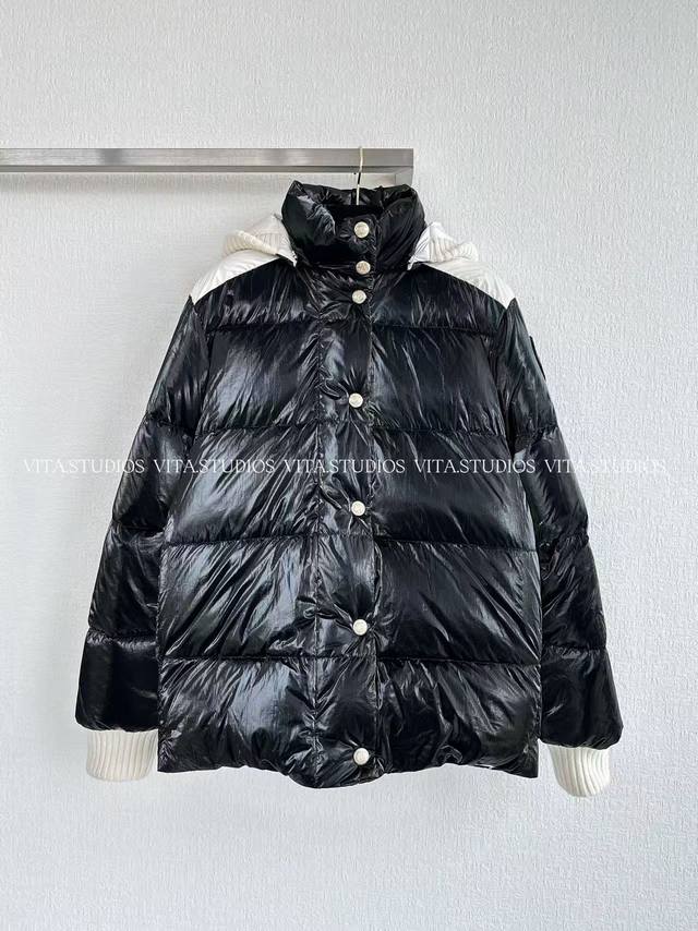 爆款现货 pu涂层羽绒服 采用100% pu 涂层赋予面料光泽感与防水性 底布采用锦纶质地轻盈顺滑 与外层 pu 涂层形成 “硬挺 柔滑” 的双重质感 面布与里