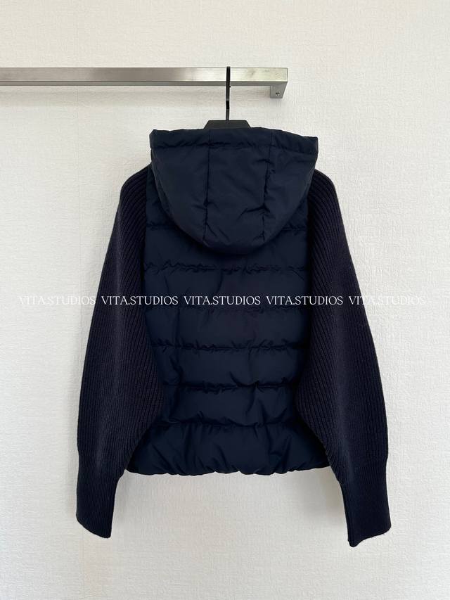 新品预售 针织袖羽绒服 一件能装下整个冬天暖意的慵懒感羽绒服 宽松连帽廓形剪裁赋予身体以自在的余量 设计亮点在于衣袖以弹力羊毛巧妙拼接 提供云朵包裹般的柔软与灵