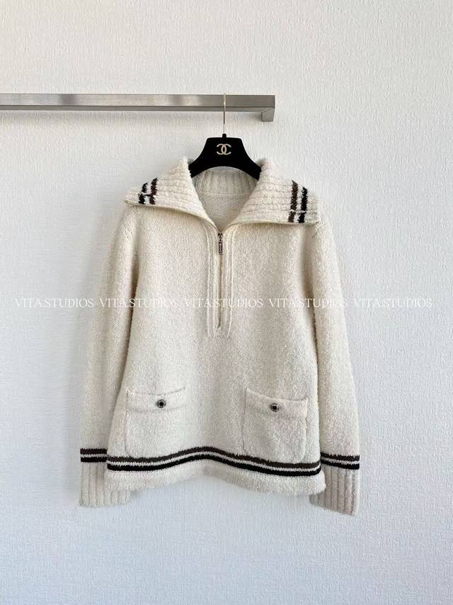 爆款现货 半拉链翻领针织衫 采用羊绒羊毛混纺面料 羊毛赋予面料蓬松的圈圈肌理，自带柔绒质感 同时保证版型挺括，不易软塌变形，久穿仍能维持立体轮廓 羊绒加持顶级柔