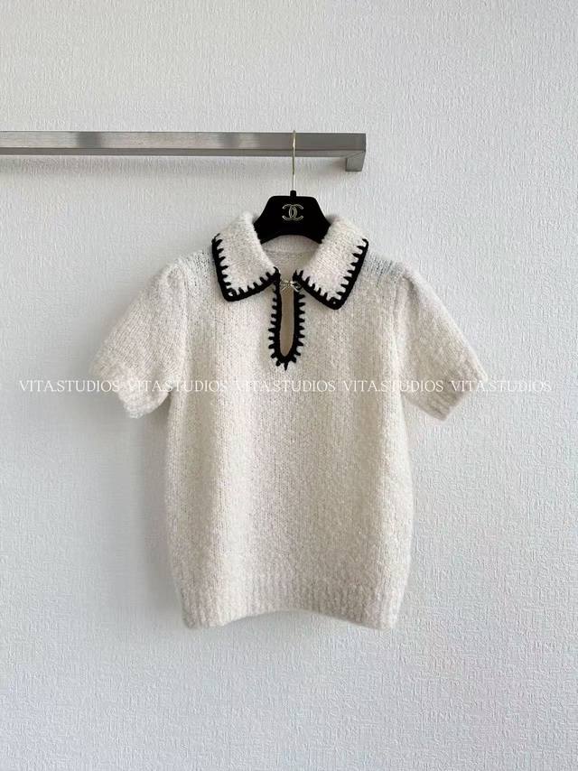 爆款现货 娃娃领短袖上衣 采用羊绒和羊毛定制圈圈纱混毛 圈圈纱自带蓬松柔糯的肌理感 叠加羊绒的奢柔与羊毛的挺括 触感温暖亲肤，视觉上呈现慵懒松弛的氛围 领口采用