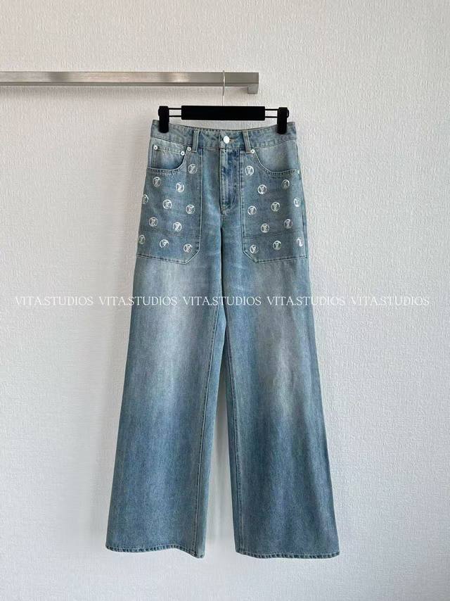 爆款现货 口袋印花牛仔裤 甄选100%优质棉面料 纯棉材质透气触感柔软亲肤却筋骨十足 甄选高支精梳棉面料，经古法渐变洗水工艺反复打磨 呈现出层次分明的复古做旧效