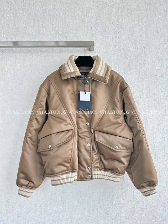 爆款少量现货 翻领拼接外套 采用100% 涤纶面料，表面呈现细腻光泽感 挺括度优异，让夹克版型始终保持利落 采用高蓬松度羽绒棉，超细中空聚酯纤维经特殊工艺制成，