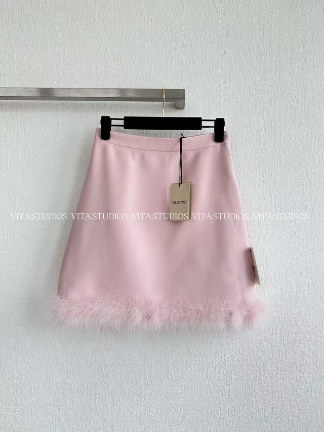 新品预售 驼鸟毛外套半裙 套装 甄选优质真丝和羊毛的混纺面料 真丝赋予外套柔滑光泽与垂坠质感，自带奢级细腻触感 羊毛强化版型挺括度，保持立体有型，不易软塌变形