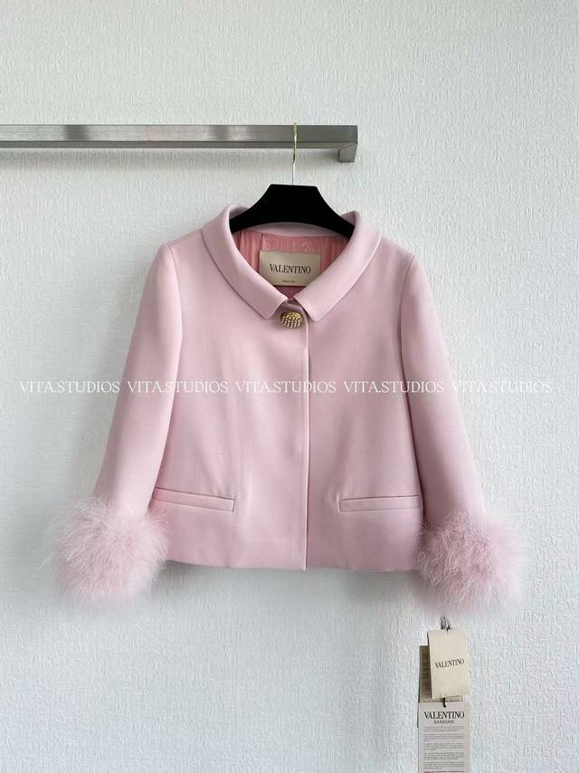 新品预售 驼鸟毛外套半裙 套装 甄选优质真丝和羊毛的混纺面料 真丝赋予外套柔滑光泽与垂坠质感，自带奢级细腻触感 羊毛强化版型挺括度，让外套轮廓保持立体有型，不易