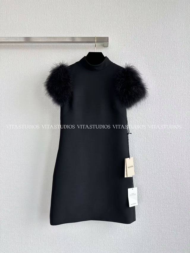 新品预售 丝毛短袖连衣裙 甄选优质真丝和羊毛的混纺面料 真丝赋予裙身柔滑光泽与垂坠质感，自带奢级细腻触感 羊毛强化版型挺括度，让连衣裙轮廓保持立体有型，不易软塌