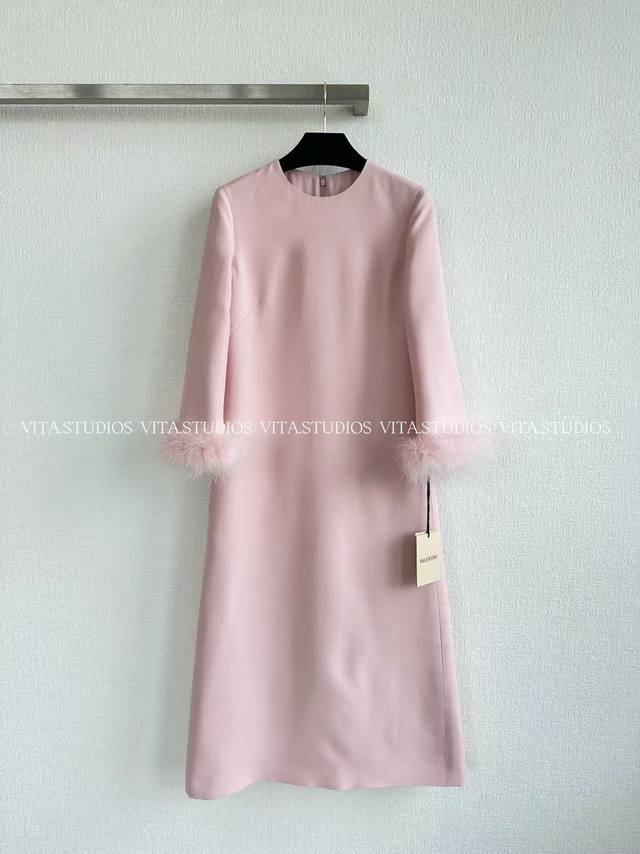 新品预售 丝毛长款连衣裙 甄选优质真丝和羊毛的混纺面料 真丝赋予裙身柔滑光泽与垂坠质感，自带奢级细腻触感 羊毛强化版型挺括度，让连衣裙轮廓保持立体有型，不易软塌