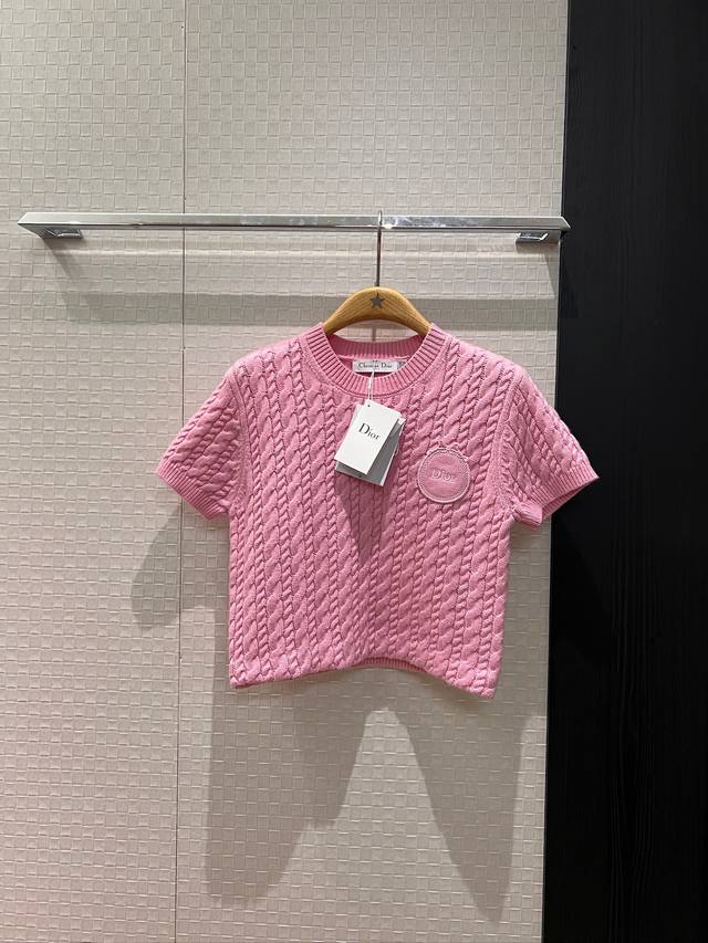 新款26早春 麻花纹圆领短款针织上衣 胸前刺绣Logo字母徽章装饰 学院风 减龄百搭 蓝色粉色 Sml