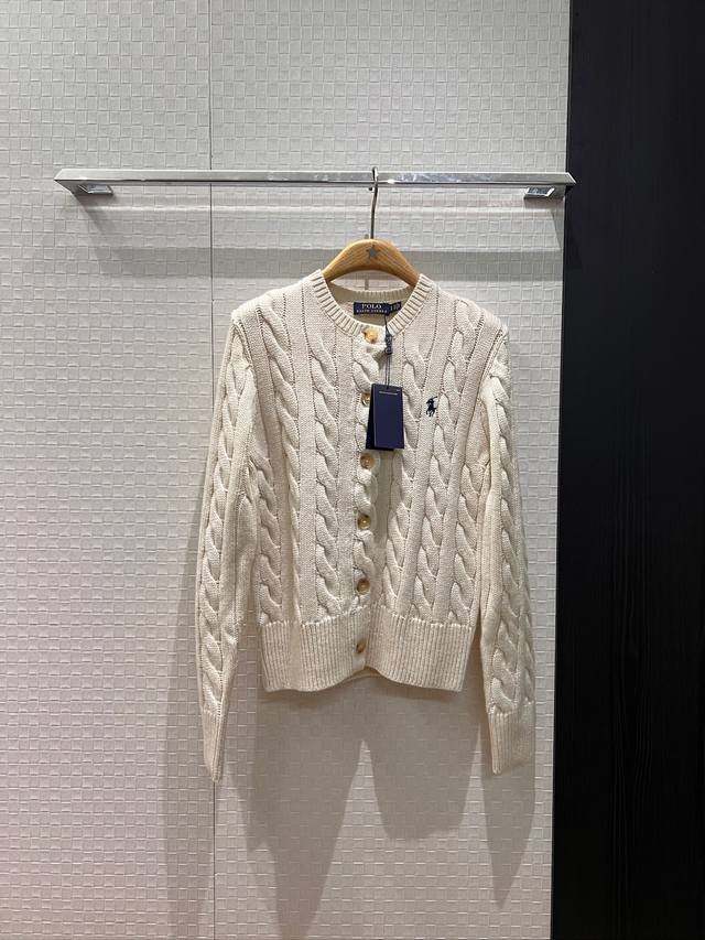 新款胸前小马刺绣 老钱风麻花纹圆领针织羊毛开衫外套 学院减龄 气质百搭 时尚休闲 卡其红色白色 Sml