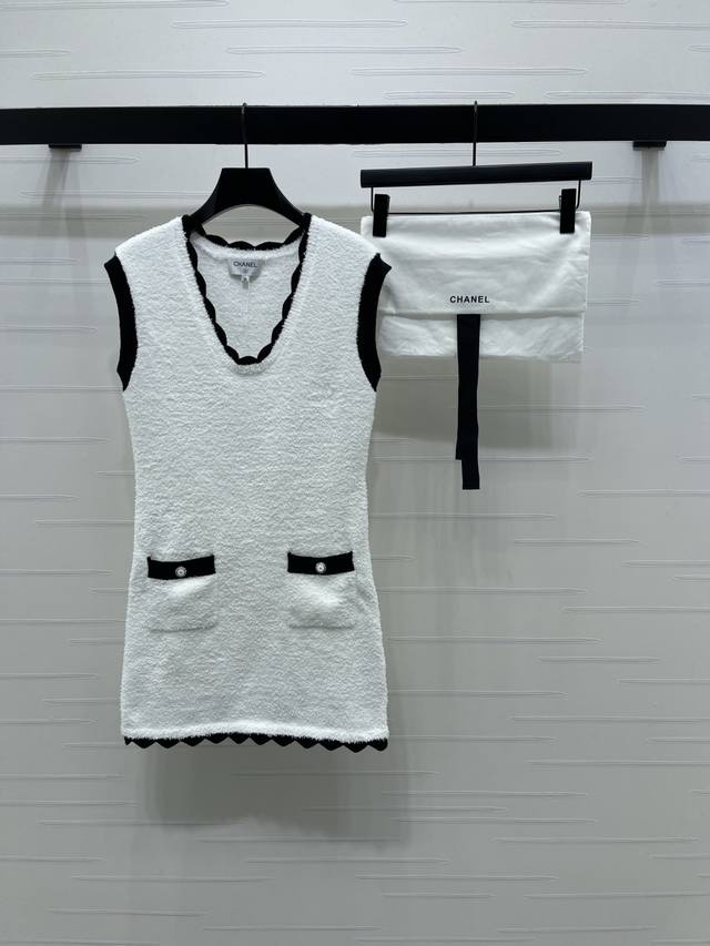 上新原单高端品质 Chane* 2025秋冬最新系列！撞色针织背心裙！定制Yb进口纱线织造，柔软亲肤，垂顺有型，宽边背心裙剪裁，V型领口恰当露肤，黑色包边以波浪